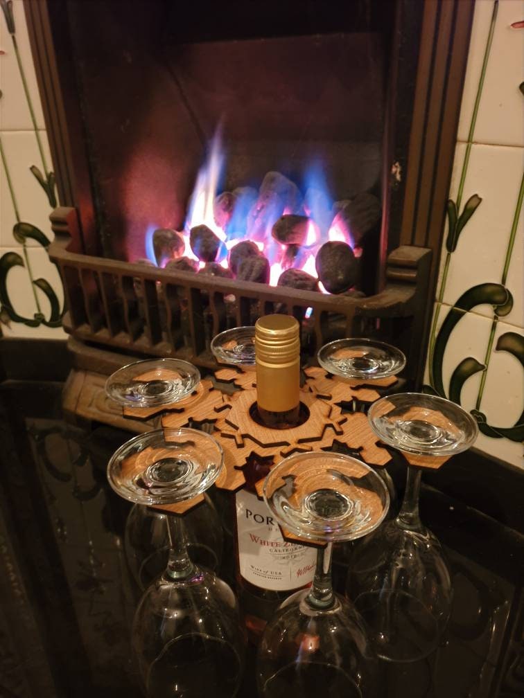 Snowflake champagne/wine glass butler, holds 6 Glasses. Perfect for Christmas. Xmas gift? Secret Santa?