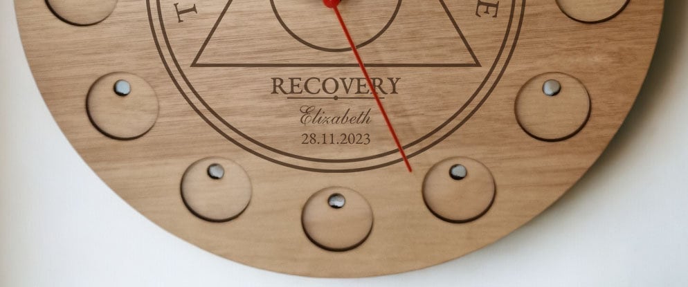 Personalised Recovery Token Display Clock - Chips - Personalized Serenity Prayer Recovery Chip Holder - AA display - Holder - Coin