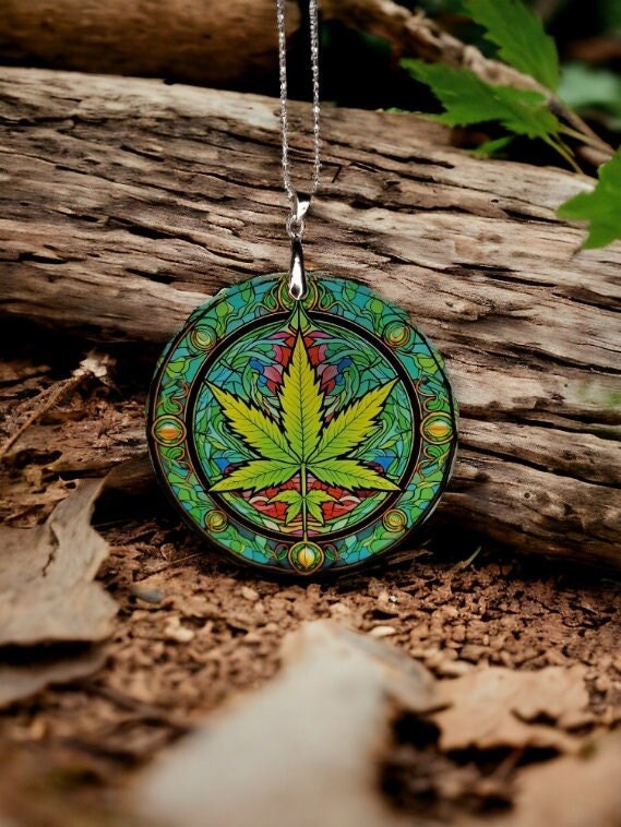 Glass Diamond Cut edge Leaf SunCatcher Ornament - Decoration - Stocking filler - Stained Glass - Gift Present - Marijuana - Weed - Cannabis
