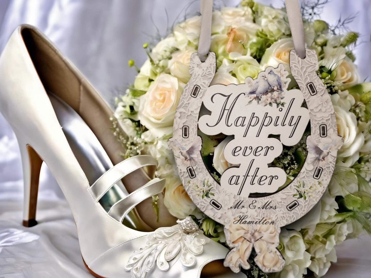 Personalised Lucky Horseshoe Wedding Gift - Mr & Mrs - Present - Bouquet - Marriage Gifts - Decoration Ornament - Keepsake - Sentimental